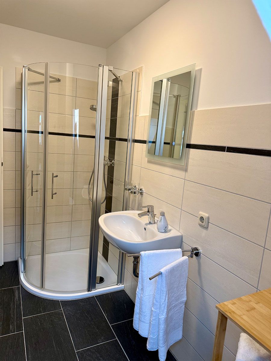 Bad mit Dusche und WC