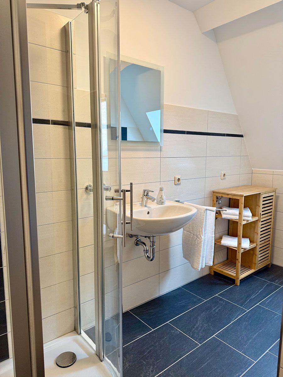 Bad mit Dusche und WC