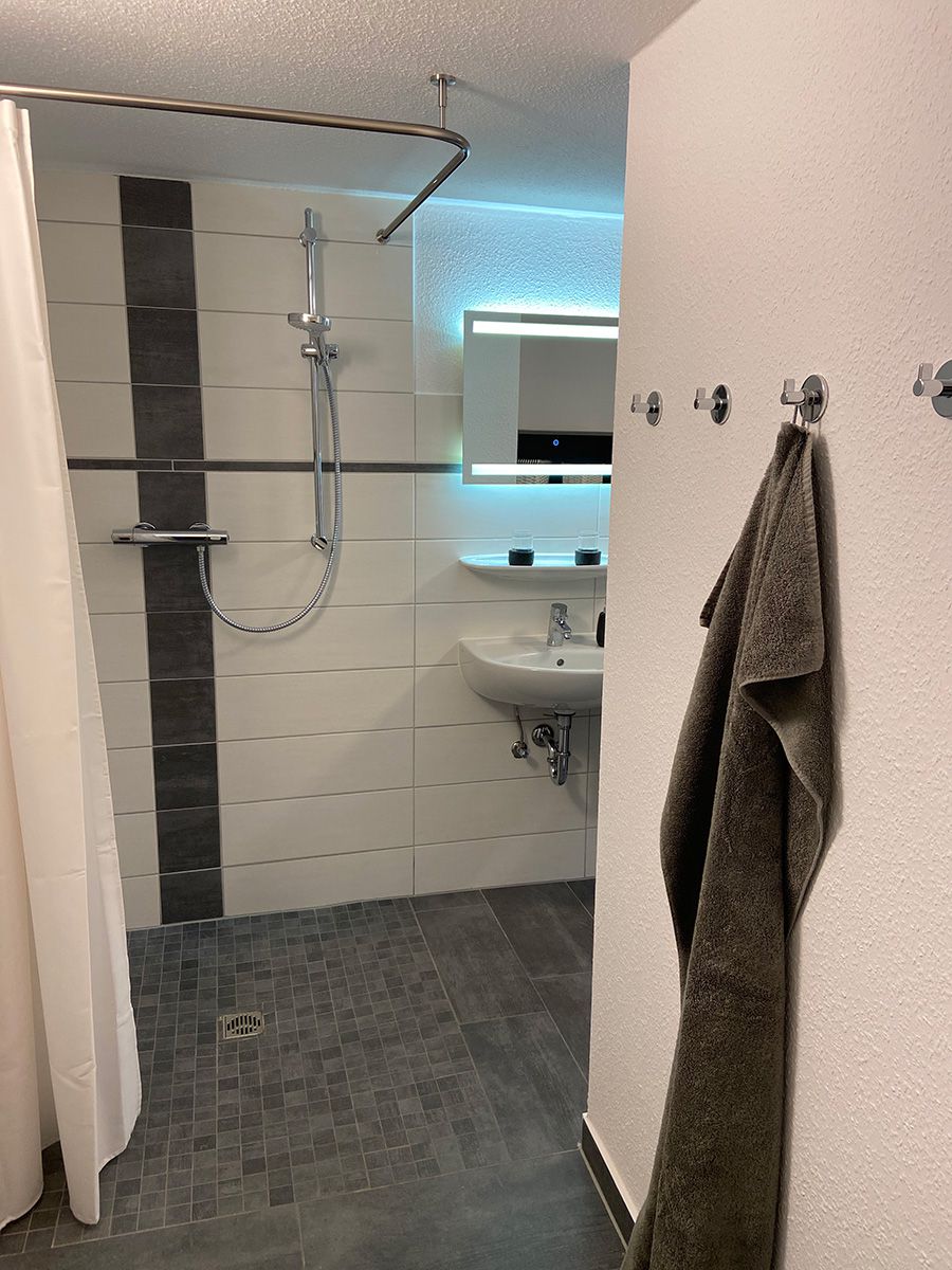 Bad mit Dusche und WC