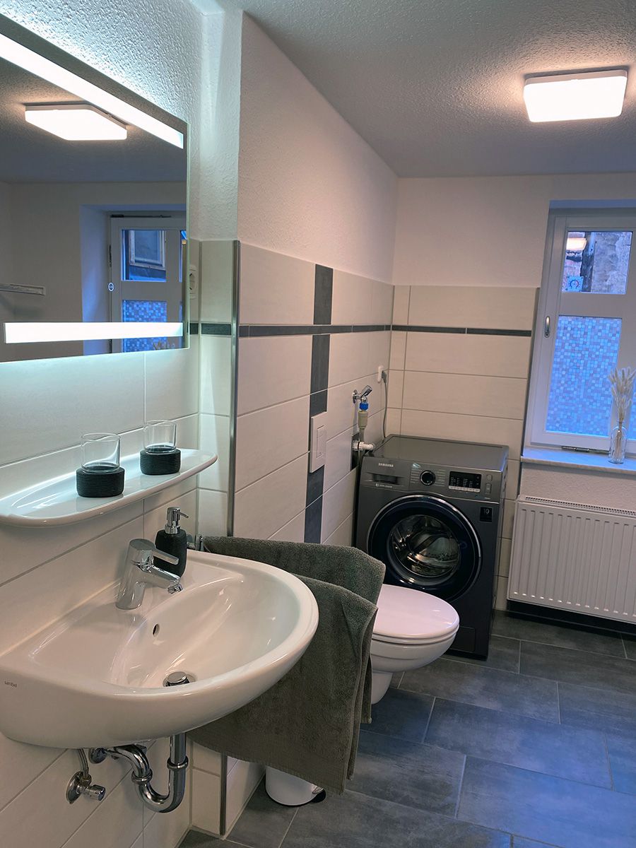 Bad mit Dusche und WC