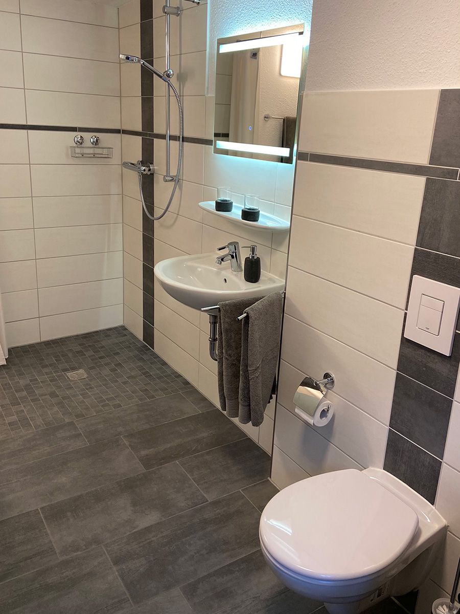 Bad mit Dusche und WC