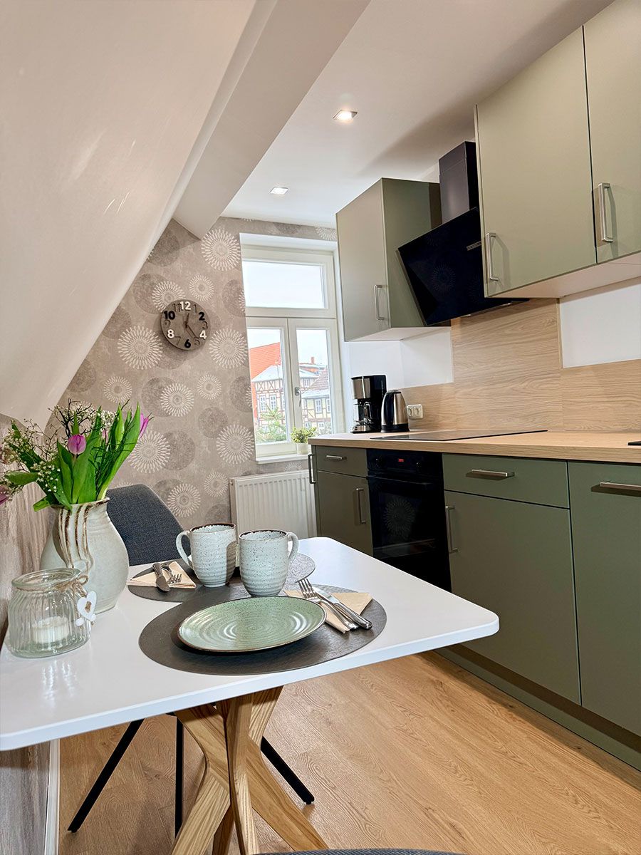 Küchenzeile mit Tisch