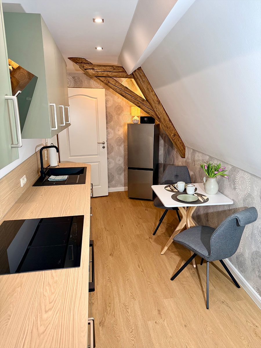 Küchenzeile mit Tisch