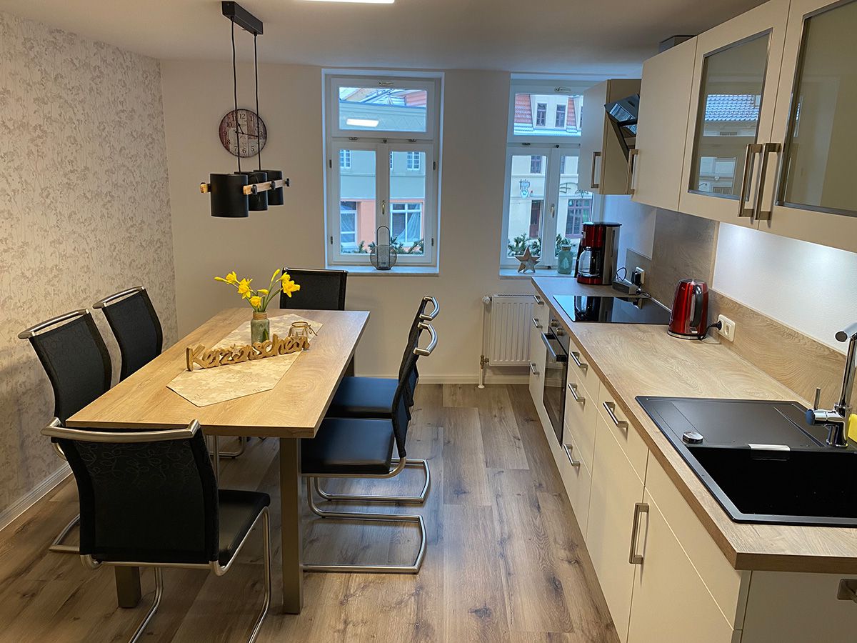 Küchenzeile mit Tisch und 6 Plätzen