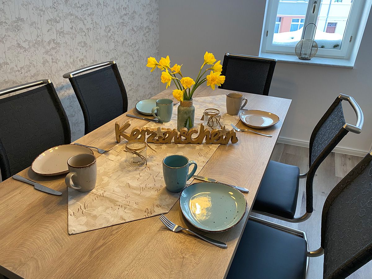 Küchenzeile mit Tisch und 6 Plätzen