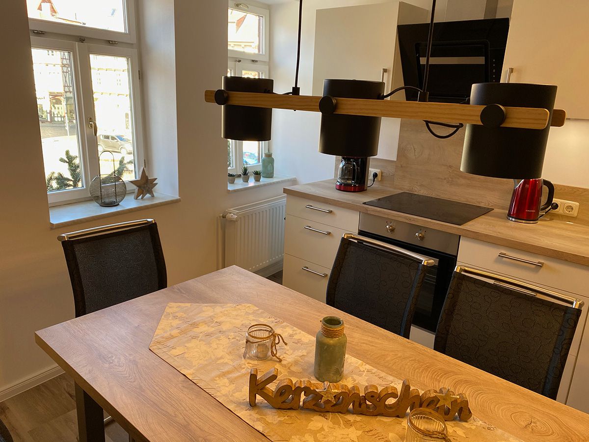 Küchenzeile mit Tisch und 6 Plätzen