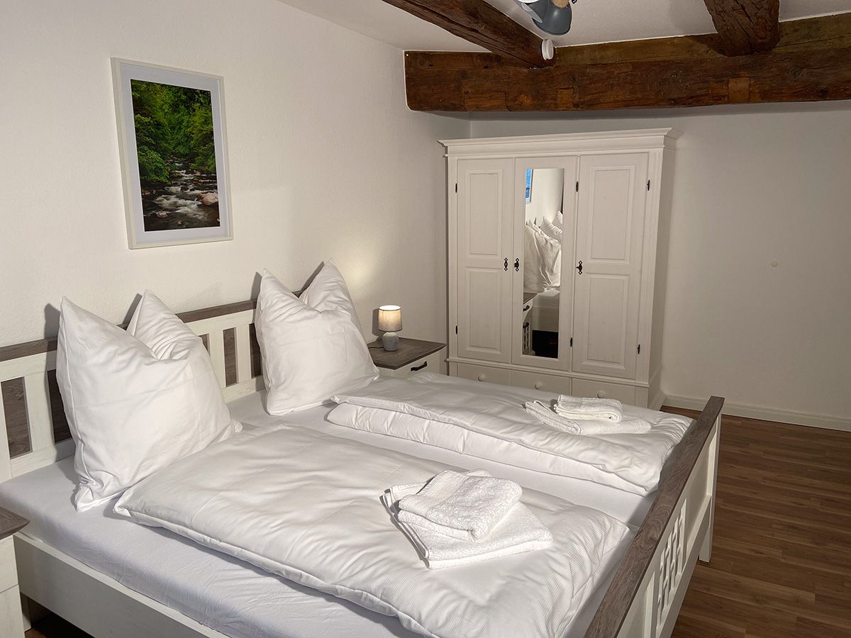 1. Schlafzimmer mit Doppelbett und großem Kleiderschrank