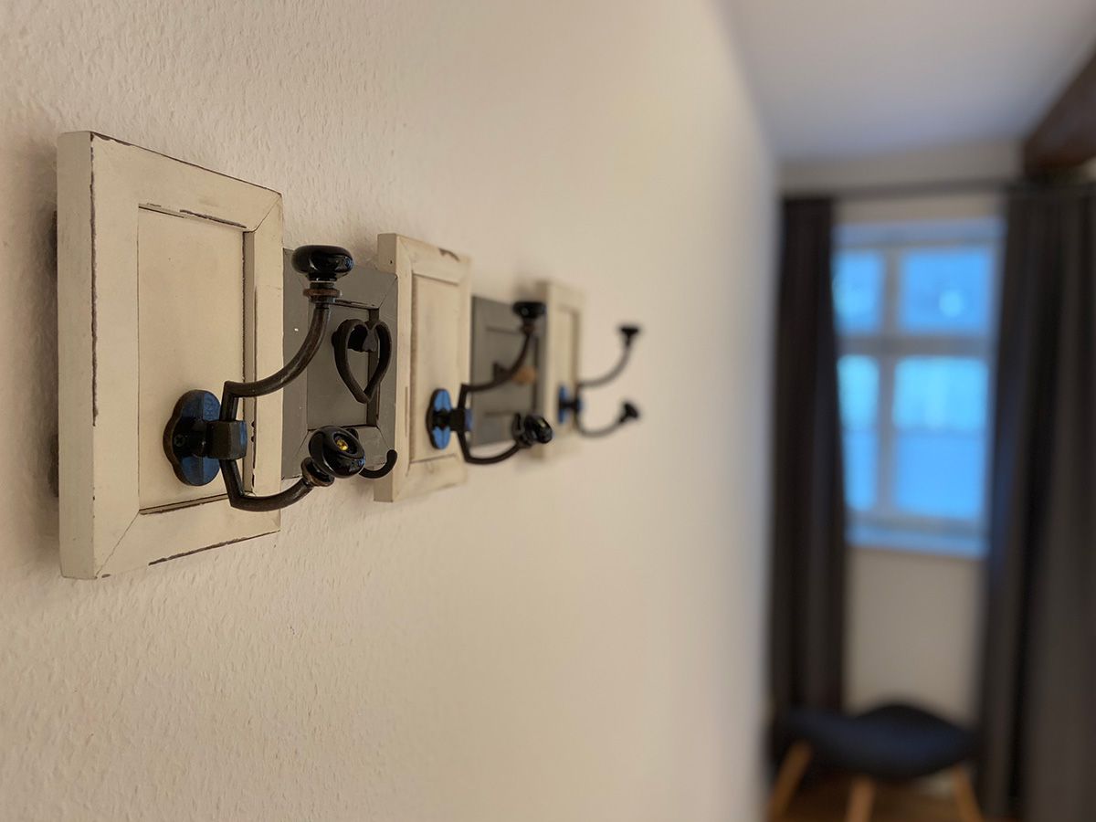 1. Schlafzimmer mit Doppelbett und großem Kleiderschrank