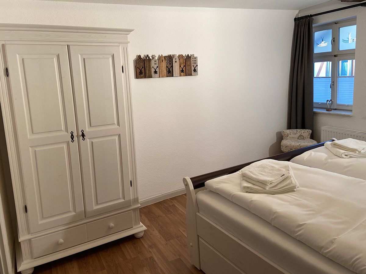 2. Schlafzimmer mit Doppelbett und Kleiderschrank