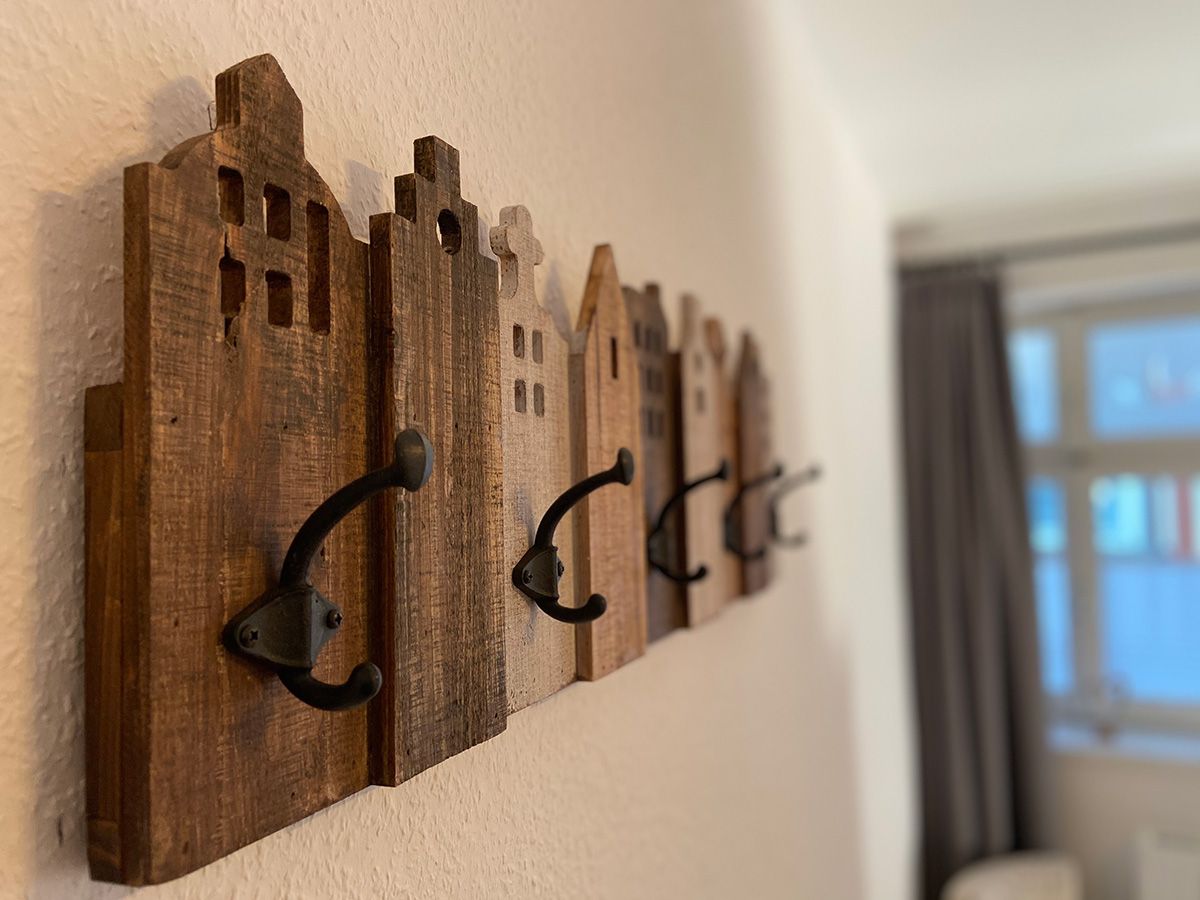 2. Schlafzimmer mit Doppelbett und Kleiderschrank